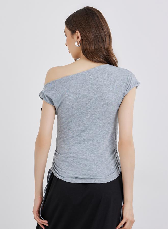 ستايلي بلوزة بياقة غير متماثلة وتفاصيل ثنيات جانبية من تيك تو - Image 4