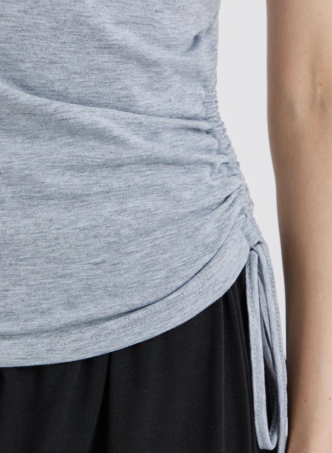 ستايلي بلوزة بياقة غير متماثلة وتفاصيل ثنيات جانبية من تيك تو - Image 3