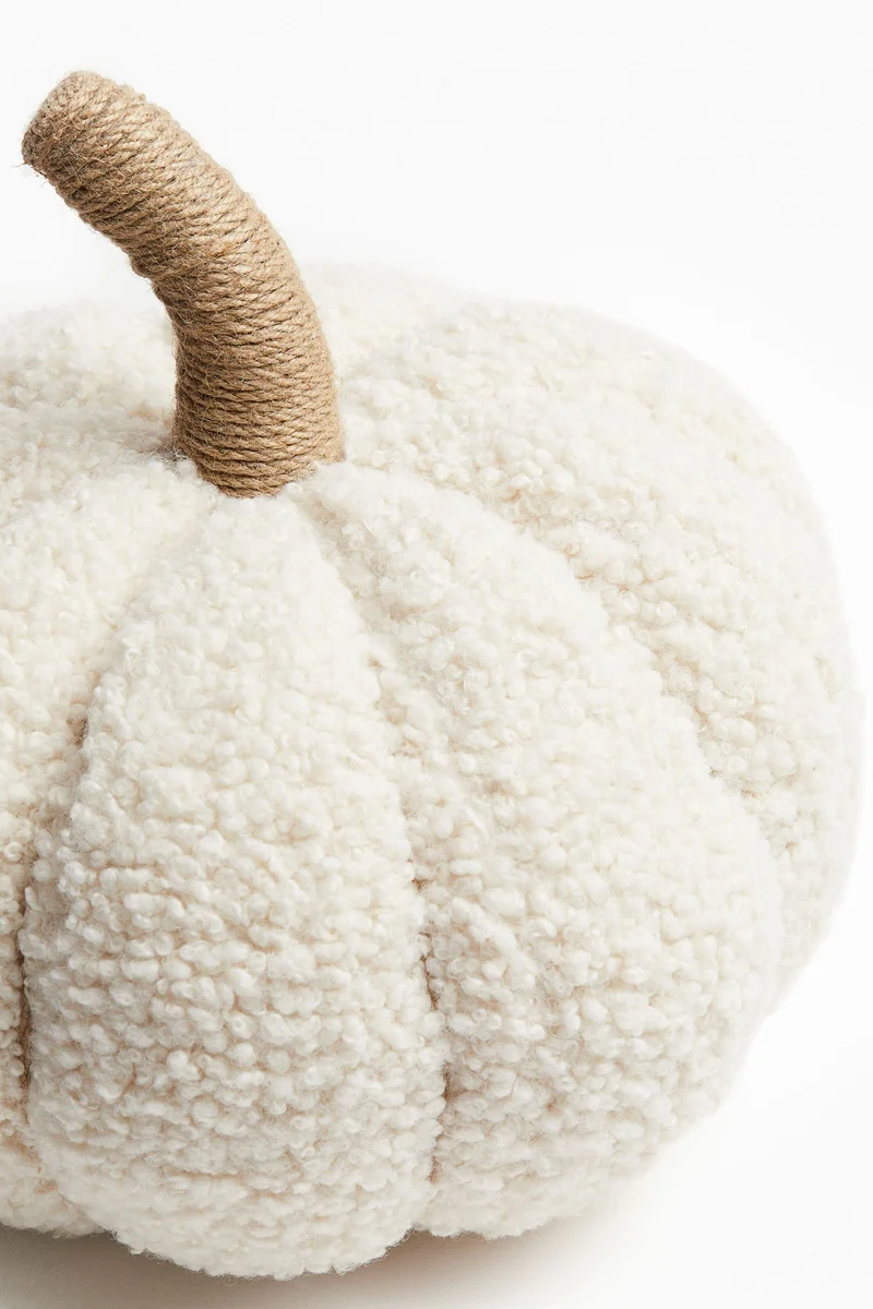 اتش اند ام وسادة بتصميم مميز