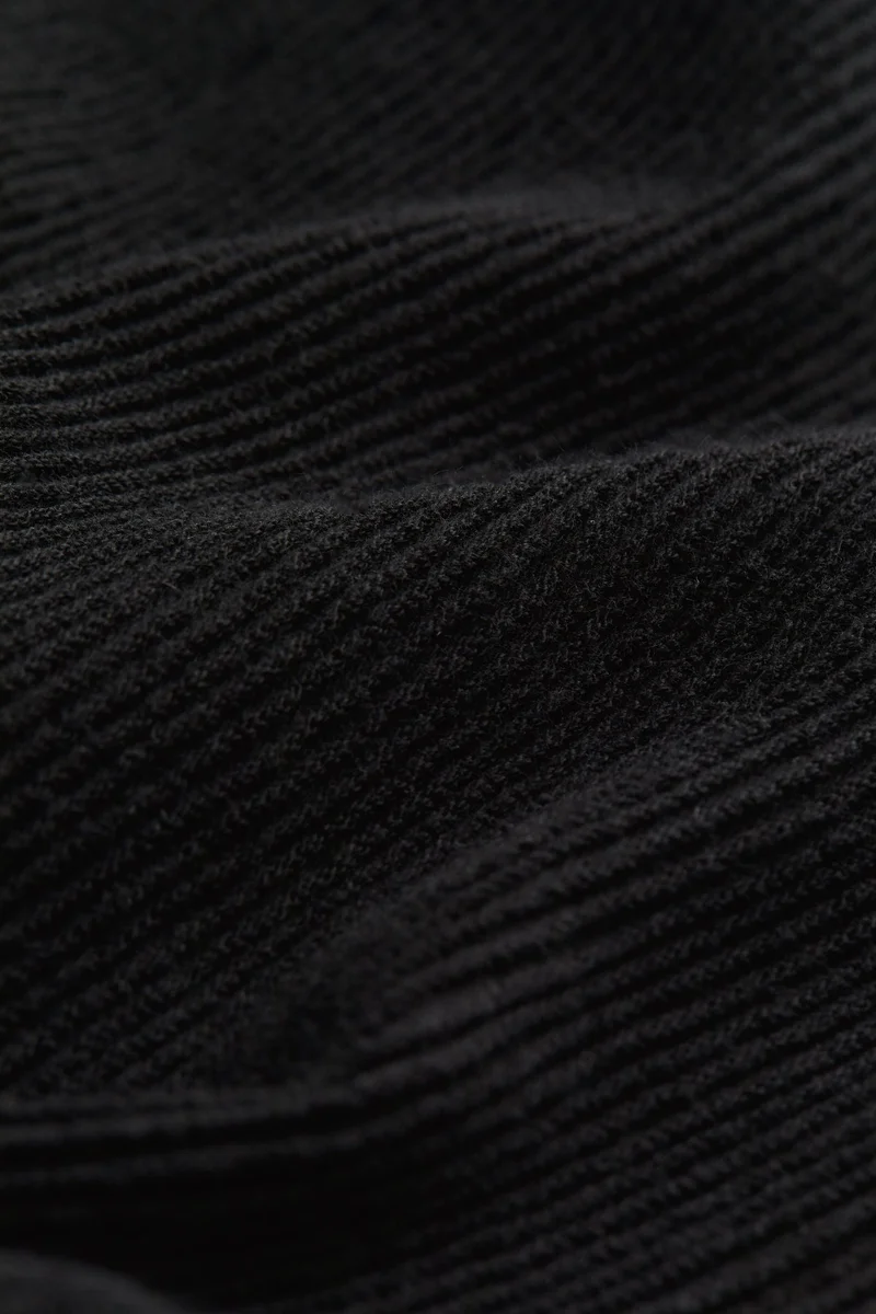 اتش اند ام بلوزة بدون أكمام من نسيج منقوش