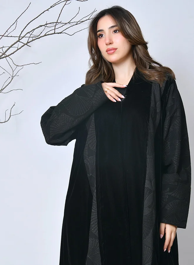 عبايات حوراء عباية شتوية سوداء مخمل بتصميم راقٍ وتفاصيل جانبية أنيقة
