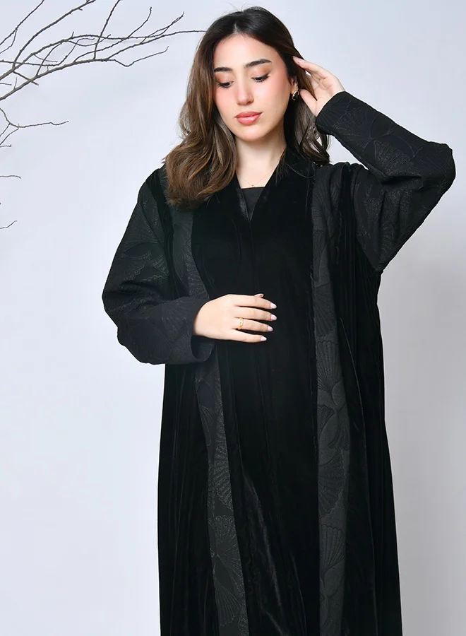 عبايات حوراء عباية شتوية سوداء مخمل بتصميم راقٍ وتفاصيل جانبية أنيقة