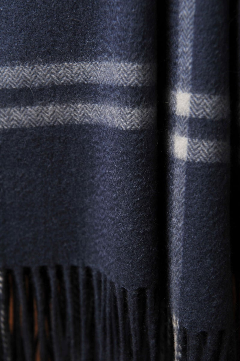 CUDDLE DREAMS بطانية كودل دريمز الفاخرة من الكشمير مع حواف، ناعمة بشكل فاخر (مربعات زرقاء) - Image 5