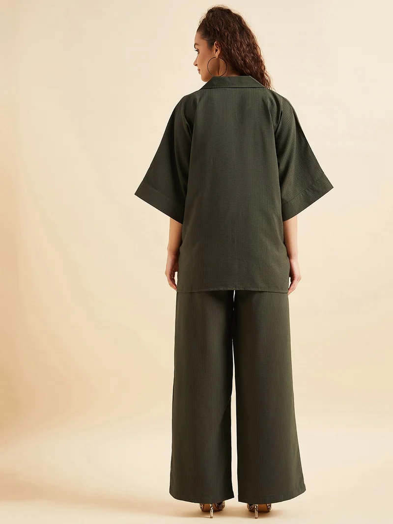 بانيت طقم متناسق (Co-ord Set) قميص فضفاض (Oversized) من قماش السيرساكر (Seersucker) مع بنطلون