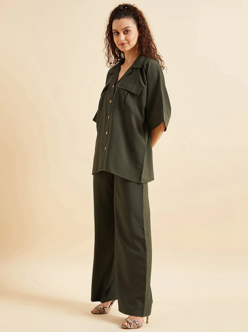 بانيت طقم متناسق (Co-ord Set) قميص فضفاض (Oversized) من قماش السيرساكر (Seersucker) مع بنطلون