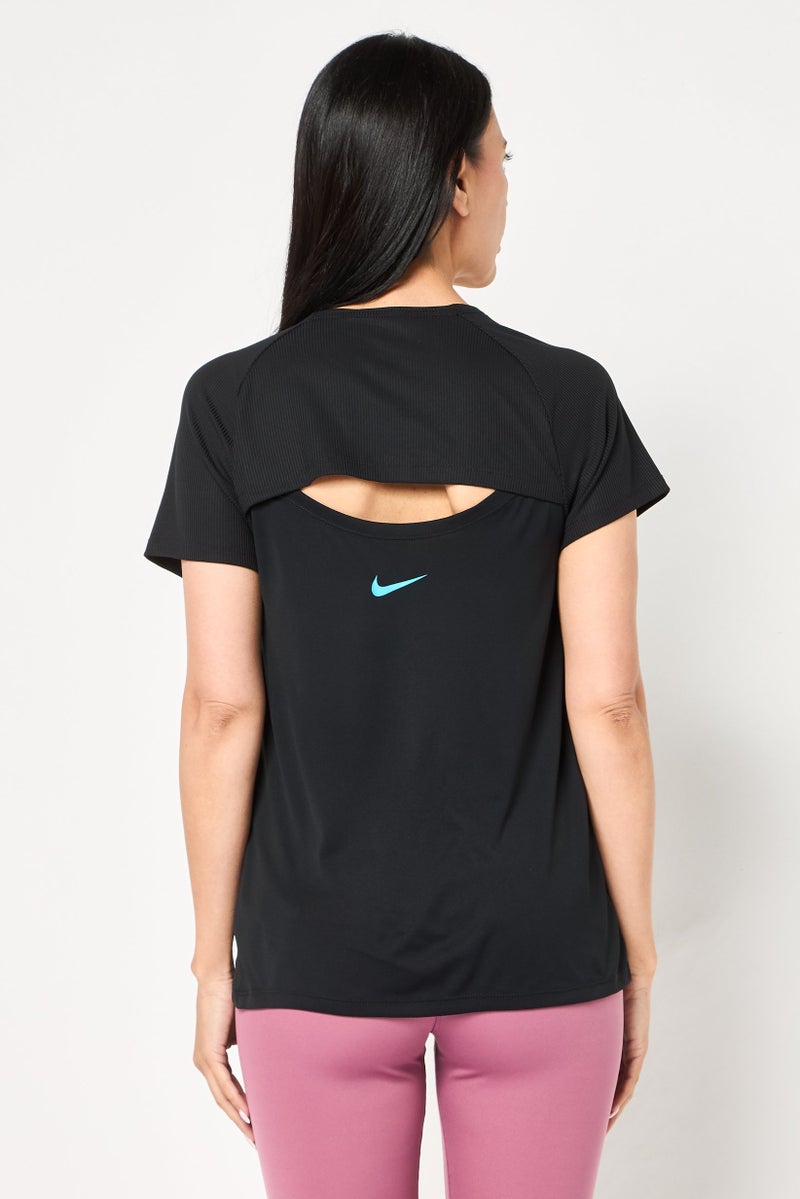 Nike تي شيرت جري للنساء بأكمام قصيرة ومقاس قياسي، أسود - Image 4