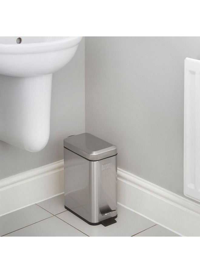 بلاك اند ديكر سلة نفايات قدمية نحيفة بغطاء مغلق بلطف من ستانلس ستيل – فضي وأسود، سعة 5 لترا 61084 - Image 4