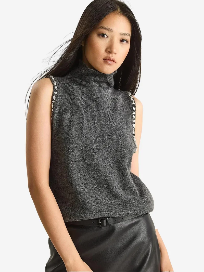 بيانكو لوتشي بلوزة لوكسي بياقة مدورة وتفاصيل لؤلؤ