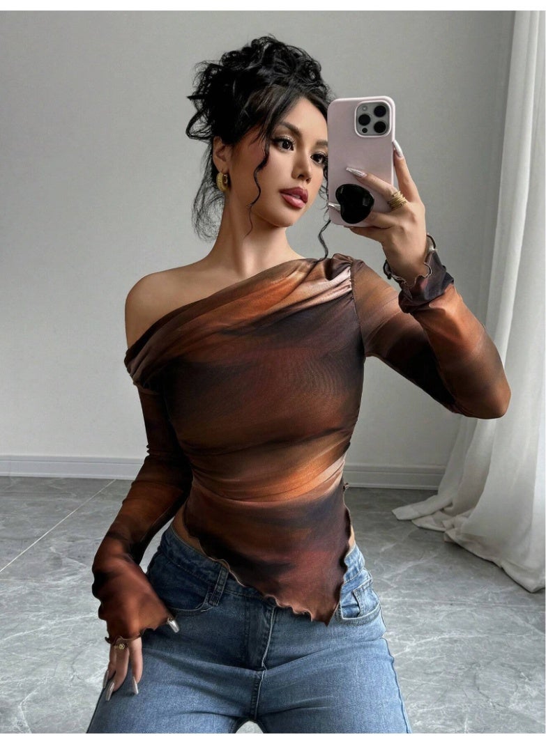 شي إن تي شيرت نسائي من بأكمام طويلة ورقبة غير متماثلة وطباعة ربطة عنق مصبوغة - Image 1