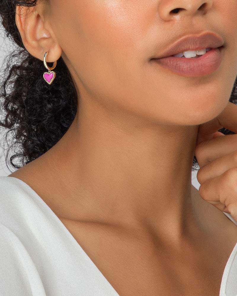 Kendra Scott أقراط كندرا سكوت آري هارت هاجي باللون الذهبي مع دروزي قزحي الألوان - Image 3