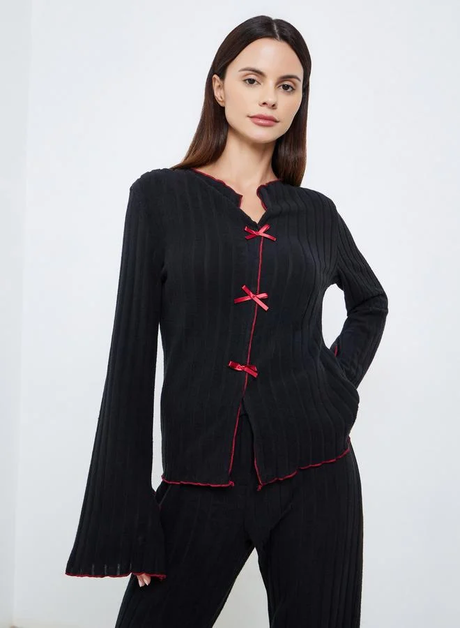 ستايلي طقم بيجاما من بنطال وبلوزة بتفاصيل مضلعة وربطة فيونكة