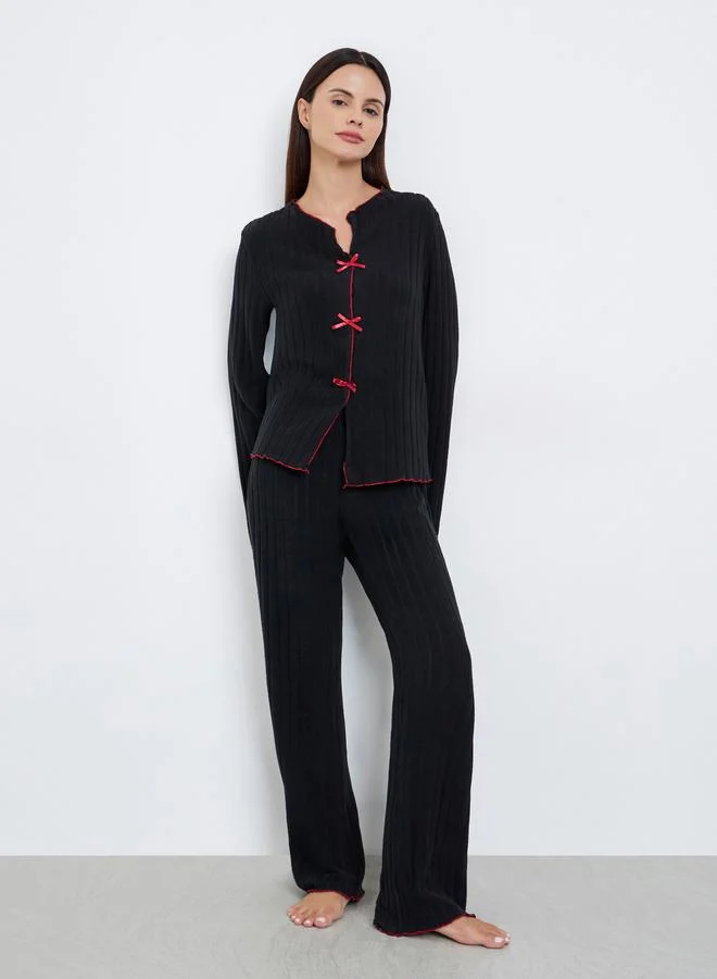 ستايلي طقم بيجاما من بنطال وبلوزة بتفاصيل مضلعة وربطة فيونكة