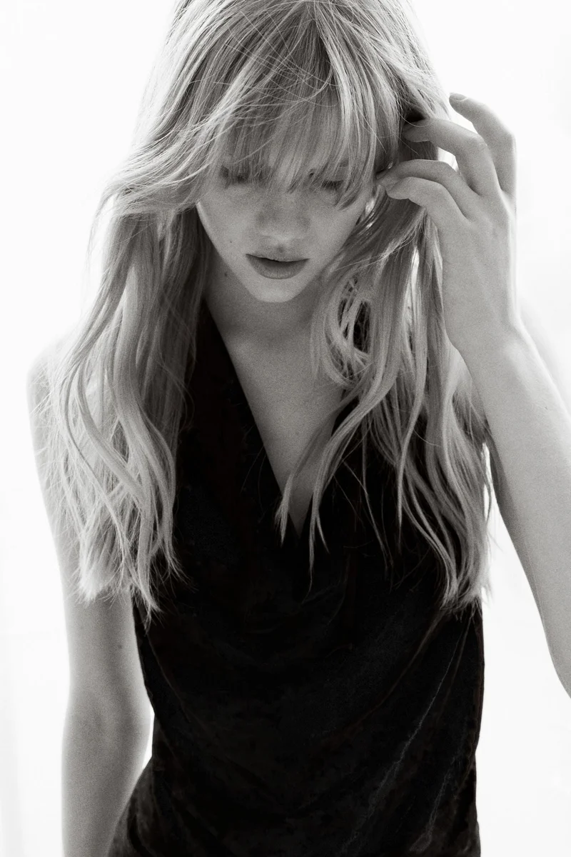 اتش اند ام بلوزة فيلور بتصميم شرائط حول الرقبة