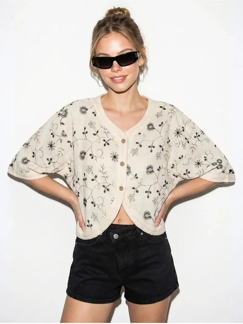 Bianco Lucci LUCCI Floral Crop V-Neck Blouse