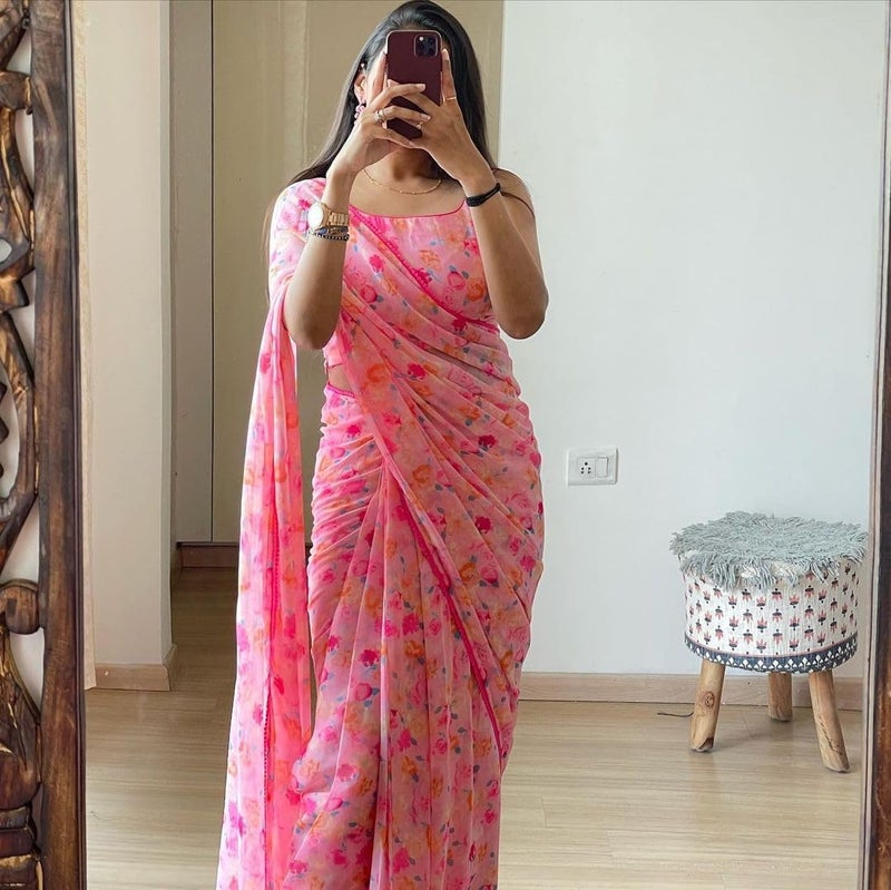 Sidhidata ساري سيدي داتا النسائي من جورجيت مزخرف بأزهار جاهز للارتداء مع قطعة بلوزة غير مخيطة - وردي - Image 4