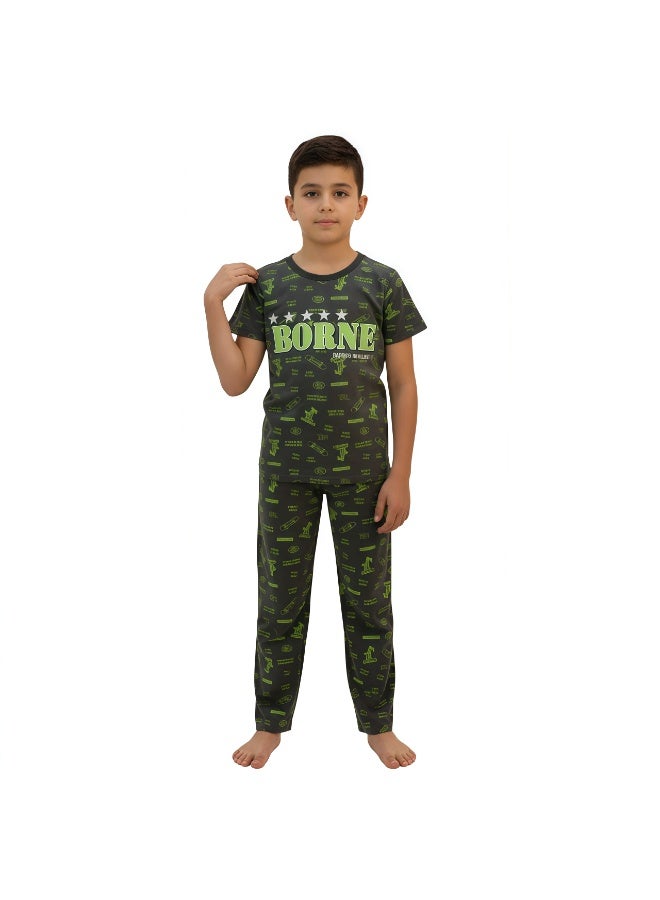 جوانا طقم بيجاما أولادي بطبعة "Borne" - قميص بأكمام قصيرة وبنطال طويل، أخضر - Image 3