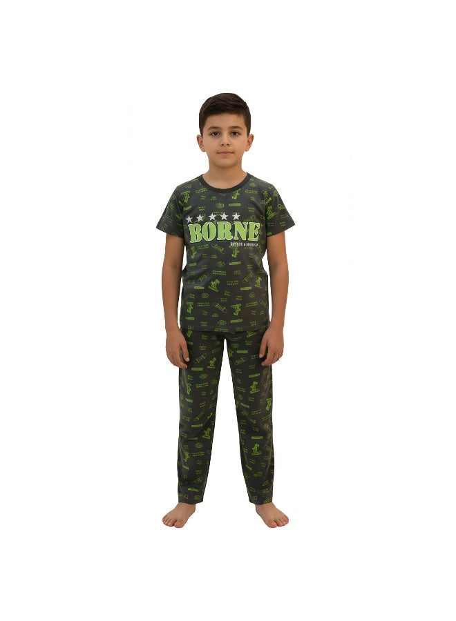 جوانا طقم بيجاما أولادي بطبعة "Borne" - قميص بأكمام قصيرة وبنطال طويل، أخضر - Image 1