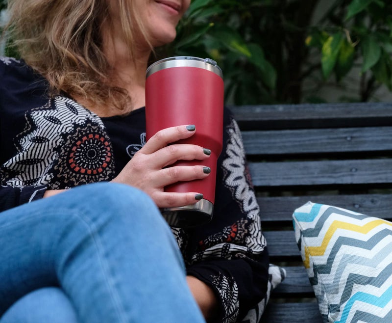 تشيل أوت لايف القدح سفر الفولاذ المقاوم للصدأ مع مقبض 30 أونصة - 6 قطع. البهلوان مع مقبض فرشاة تنظيف القش و 2 أغطية. حزمة كوب قهوة كبيرة معزولة الجدار - معطف مسحوق أحمر الكرز. - Image 3