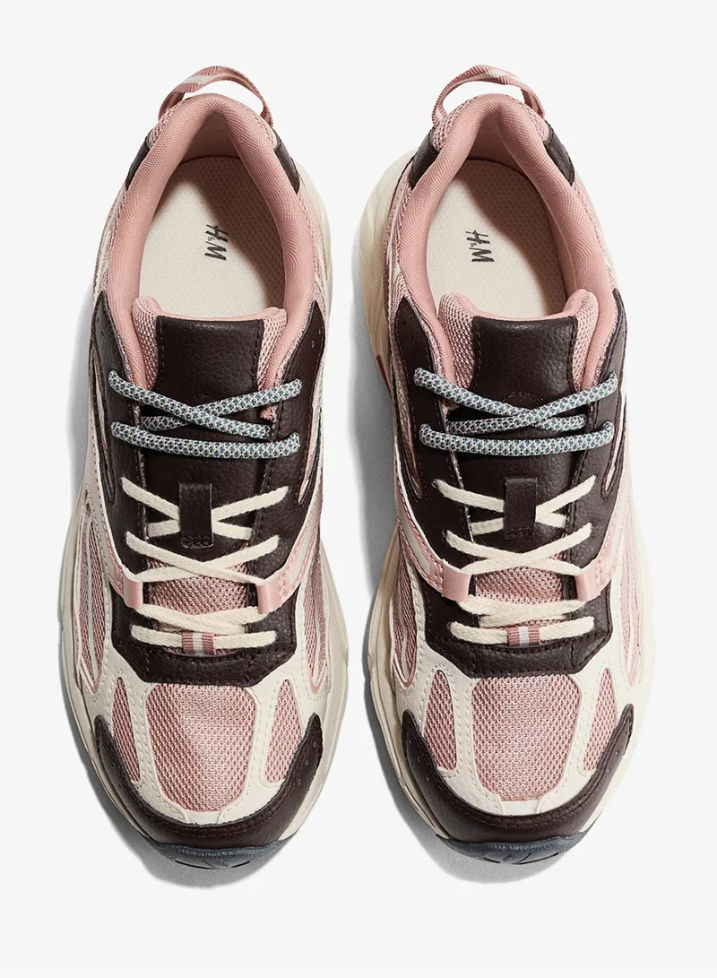 اتش اند ام حذاء رياضي بتصميم مكتنز