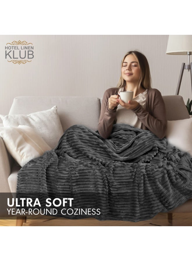 Hotel Linen Klub بطانية ميكروفليس فائقة النعومة مفردة (150x200 سم) – بطانية خفيفة الوزن 300GSM بنمط خطوط، دافئة وقابلة للتنفس للاستخدام على مدار السنة، رمادي - Image 4