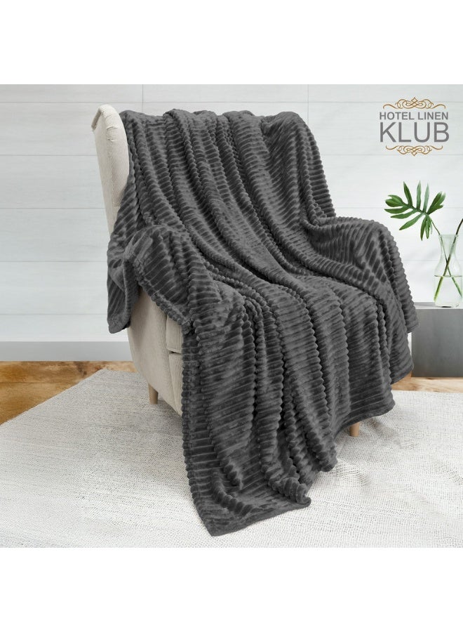 Hotel Linen Klub بطانية ميكروفليس فائقة النعومة مفردة (150x200 سم) – بطانية خفيفة الوزن 300GSM بنمط خطوط، دافئة وقابلة للتنفس للاستخدام على مدار السنة، رمادي - Image 3