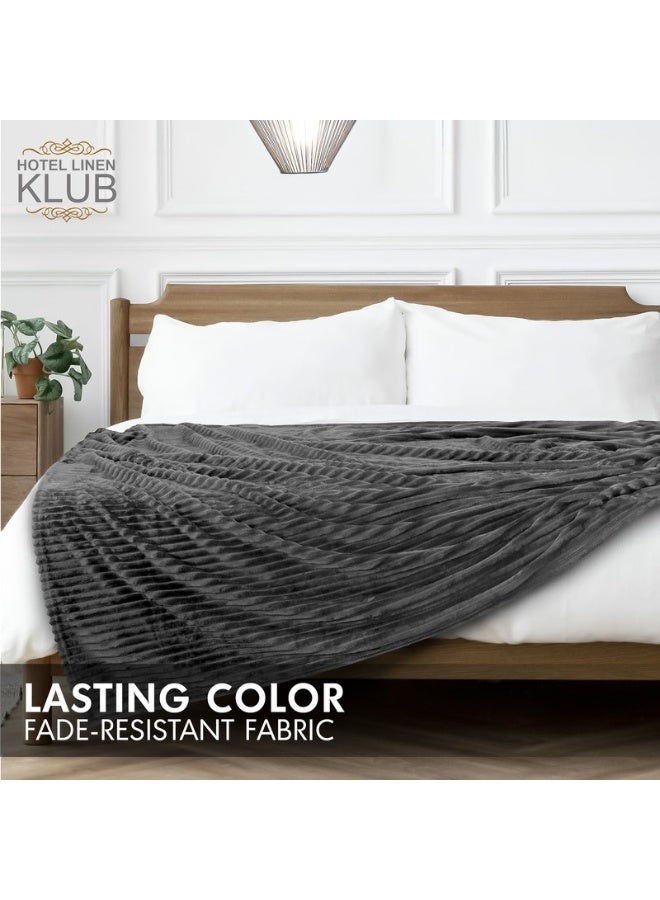 Hotel Linen Klub بطانية ميكروفليس فائقة النعومة مفردة (150x200 سم) – بطانية خفيفة الوزن 300GSM بنمط خطوط، دافئة وقابلة للتنفس للاستخدام على مدار السنة، رمادي - Image 5