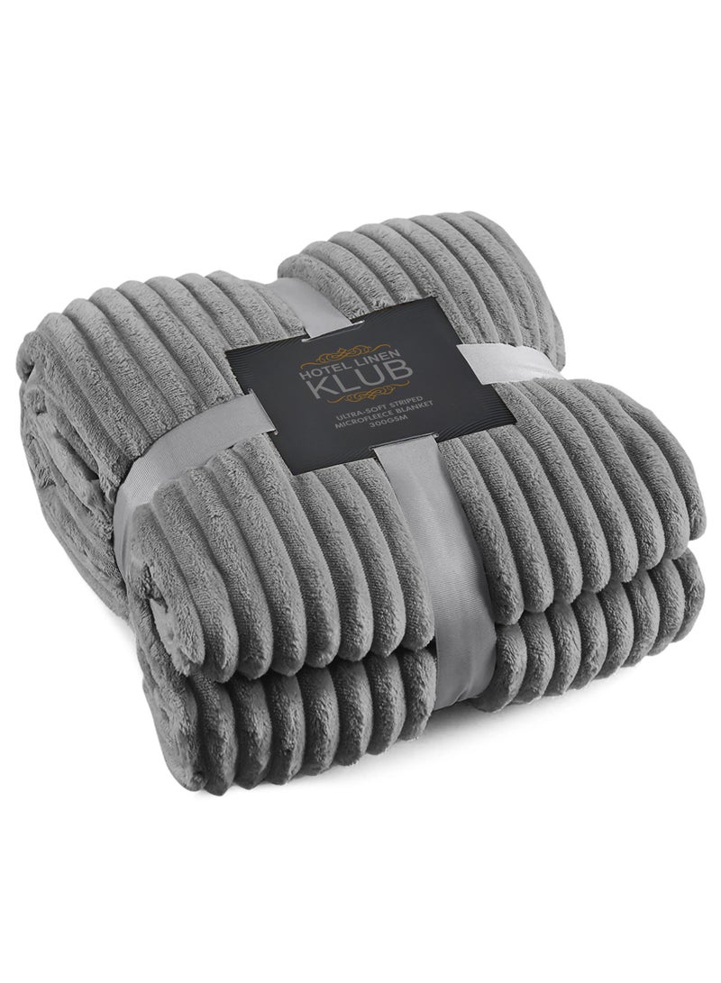Hotel Linen Klub بطانية ميكروفليس فائقة النعومة مفردة (150x200 سم) – بطانية خفيفة الوزن 300GSM بنمط خطوط، دافئة وقابلة للتنفس للاستخدام على مدار السنة، رمادي - Image 1