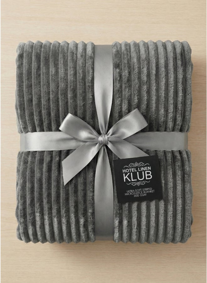 Hotel Linen Klub بطانية ميكروفليس فائقة النعومة مفردة (150x200 سم) – بطانية خفيفة الوزن 300GSM بنمط خطوط، دافئة وقابلة للتنفس للاستخدام على مدار السنة، رمادي - Image 1