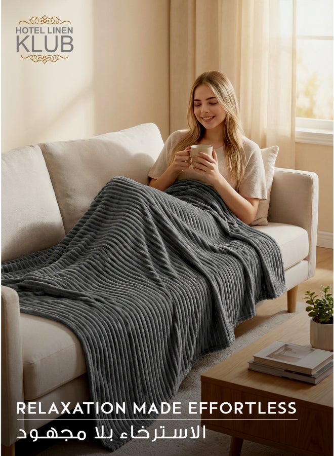 Hotel Linen Klub بطانية ميكروفليس فائقة النعومة مفردة (150x200 سم) – بطانية خفيفة الوزن 300GSM بنمط خطوط، دافئة وقابلة للتنفس للاستخدام على مدار السنة، رمادي - Image 3