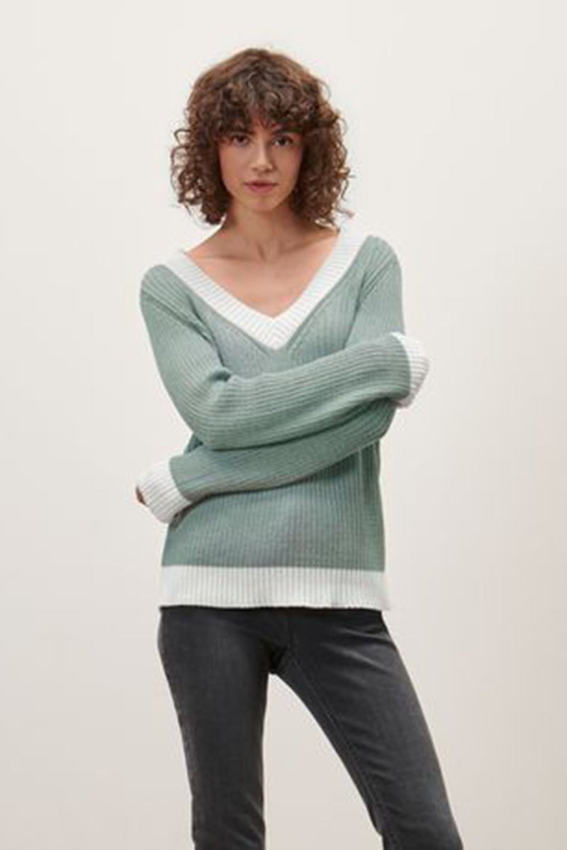Tchibo سويت شيرت محبوك بتصميم V للنساء، مجموعة خضراء - Image 1