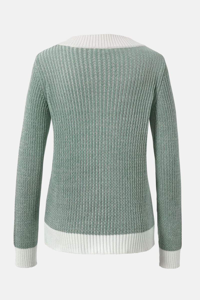 Tchibo سويت شيرت محبوك بتصميم V للنساء، مجموعة خضراء - Image 3