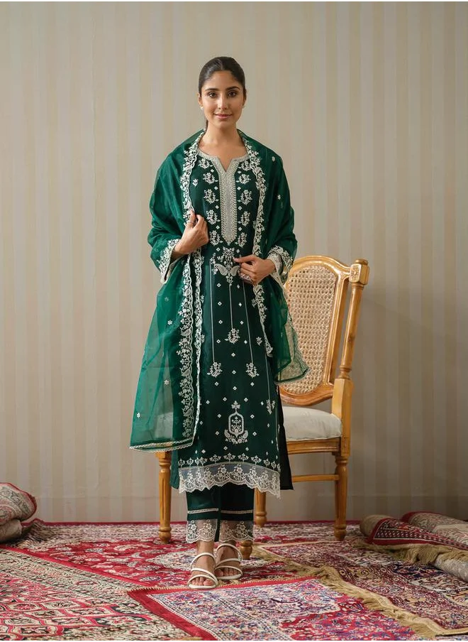 دي دبليو Embroidered Straight Kurta with Trouser and Dupatta Set by Styli