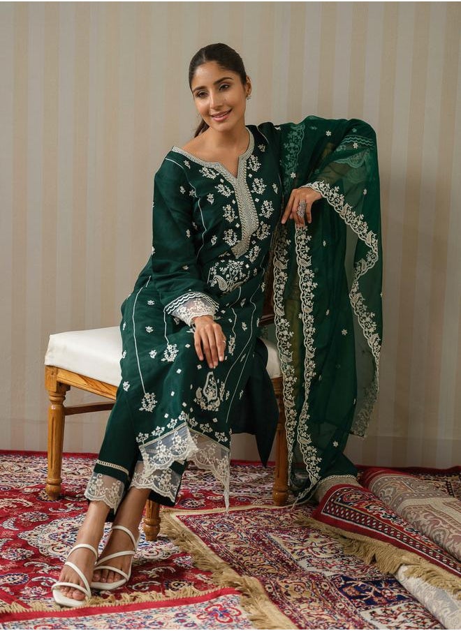 DW Embroidered Straight Kurta with Trouser and Dupatta Set by Styli  - Image 5