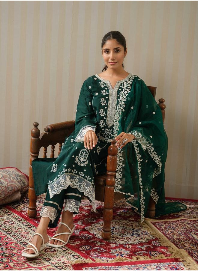 DW Embroidered Straight Kurta with Trouser and Dupatta Set by Styli  - Image 4