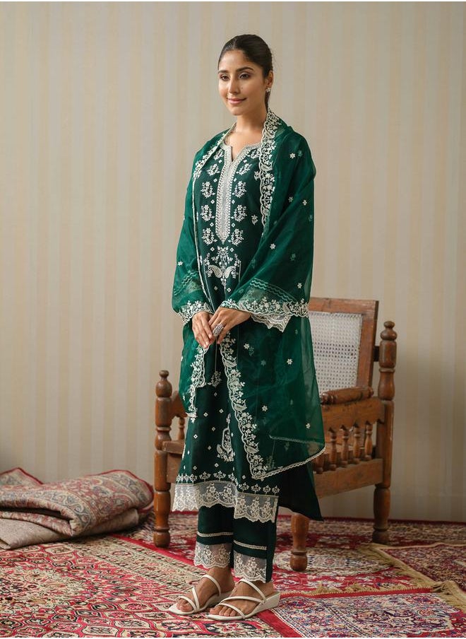 DW Embroidered Straight Kurta with Trouser and Dupatta Set by Styli  - Image 3