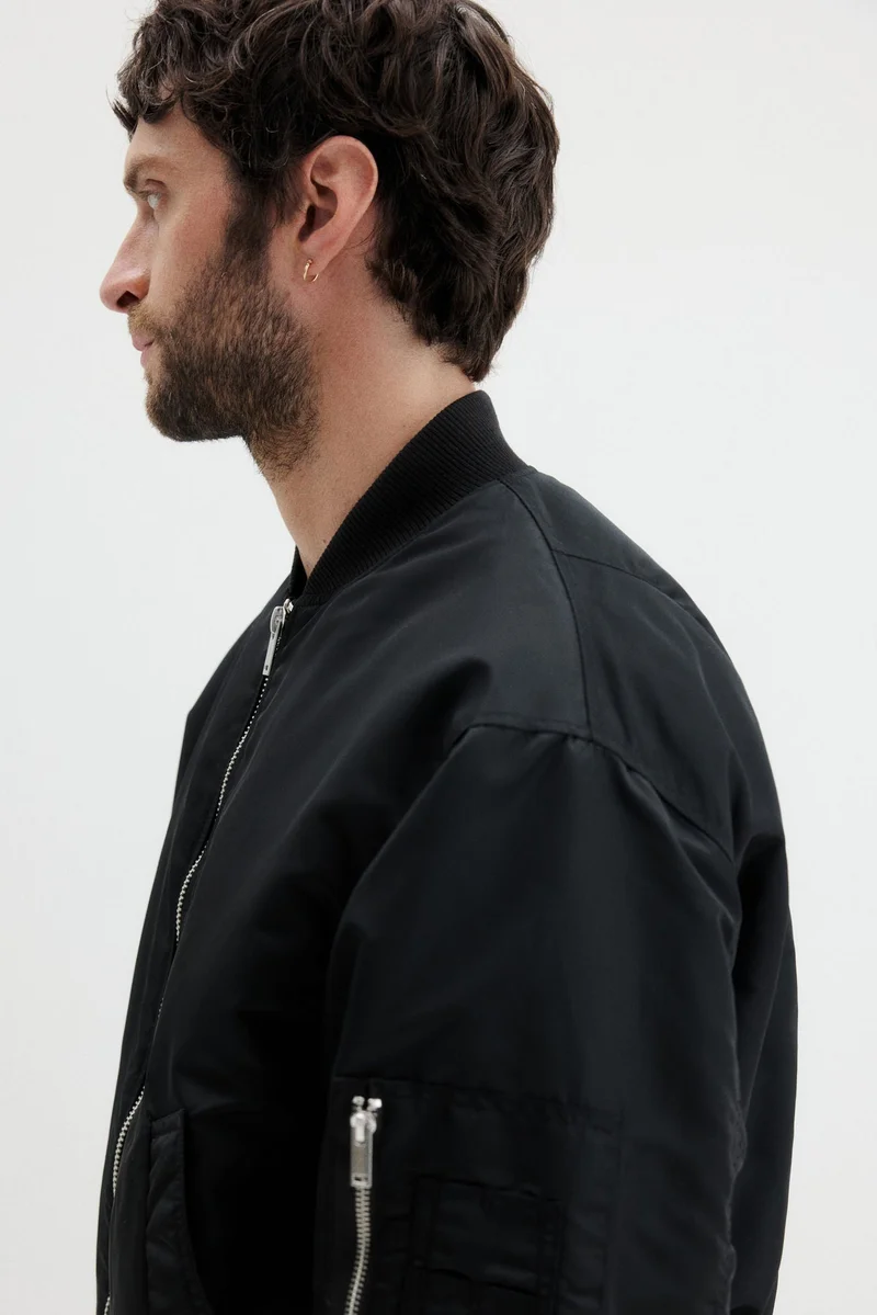 اتش اند ام جاكيت بومبر من النايلون بقصّة فضاضة