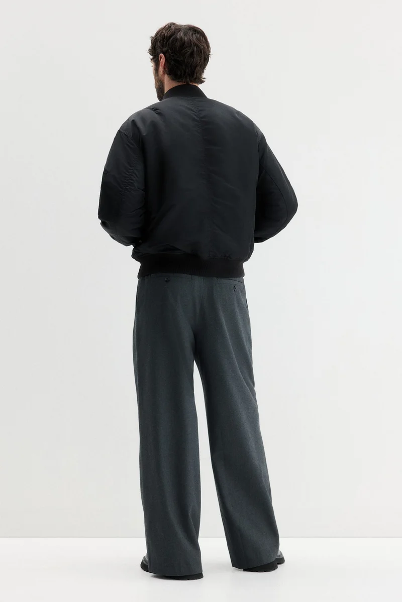 اتش اند ام جاكيت بومبر من النايلون بقصّة فضاضة