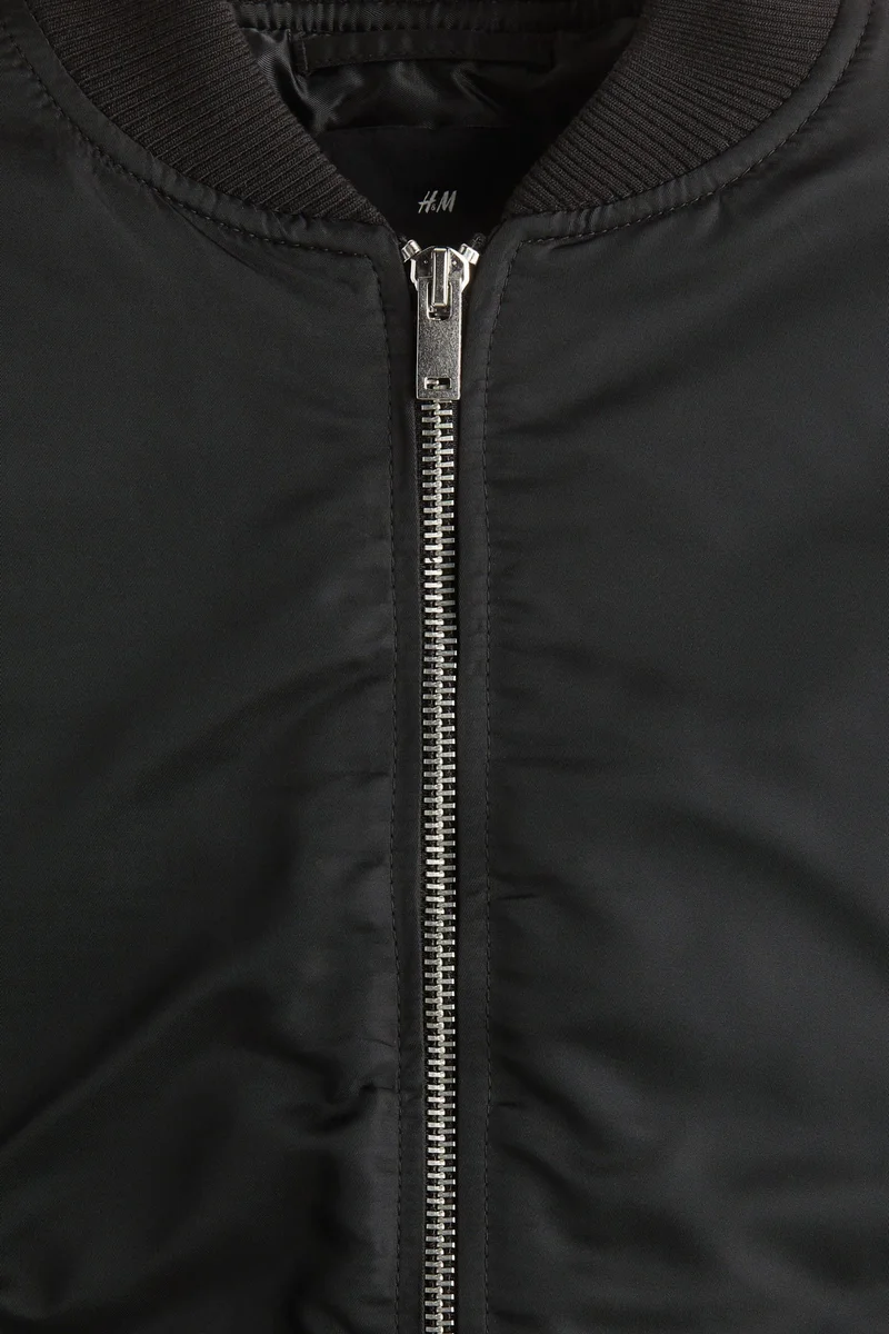 اتش اند ام جاكيت بومبر من النايلون بقصّة فضاضة