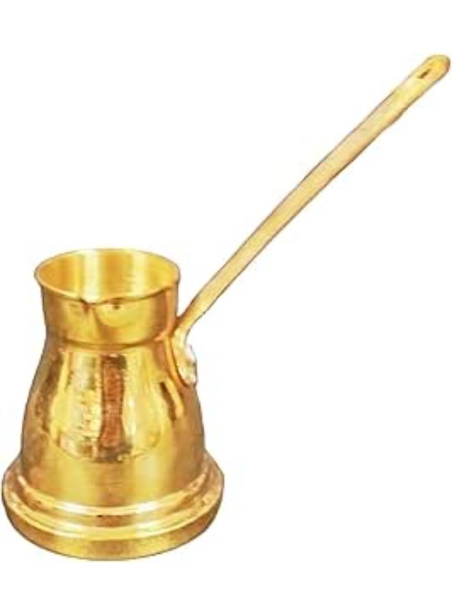 كنكة نحاسية أنيقة لتحضير وتقديم القهوة أو الشاي، تضيف لمسة تقليدية وفاخرة لمائدتك.