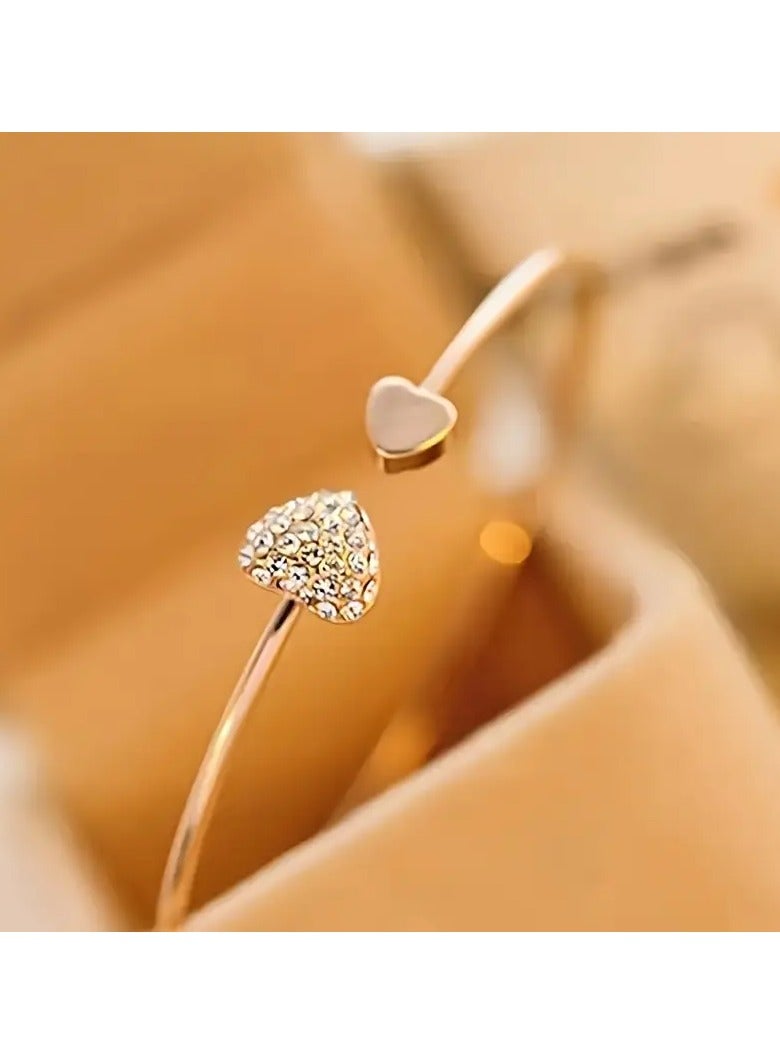 Goolsky سوار مفتوح على شكل قلب بأسلوب مينيماليستي للنساء، مزين بأحجار الراين المتلألئة، ويتميز بزخارف مجوهرات مصنوعة يدويًا (قد يختلف عدد الألماس الصناعي). - Image 1