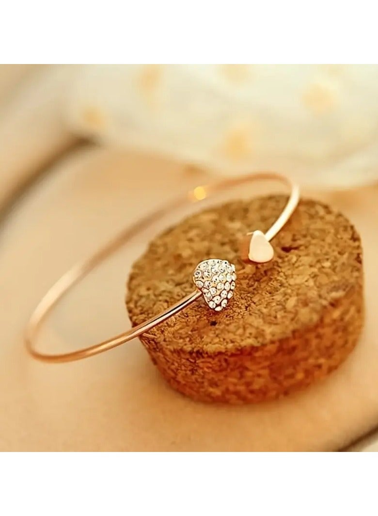 Goolsky سوار مفتوح على شكل قلب بأسلوب مينيماليستي للنساء، مزين بأحجار الراين المتلألئة، ويتميز بزخارف مجوهرات مصنوعة يدويًا (قد يختلف عدد الألماس الصناعي). - Image 4