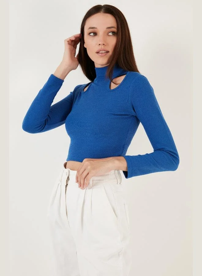 ليلا بلوزة نسائية قصيرة بياقة عالية وفتحة جانبية بقصة ضيقة ومرنة