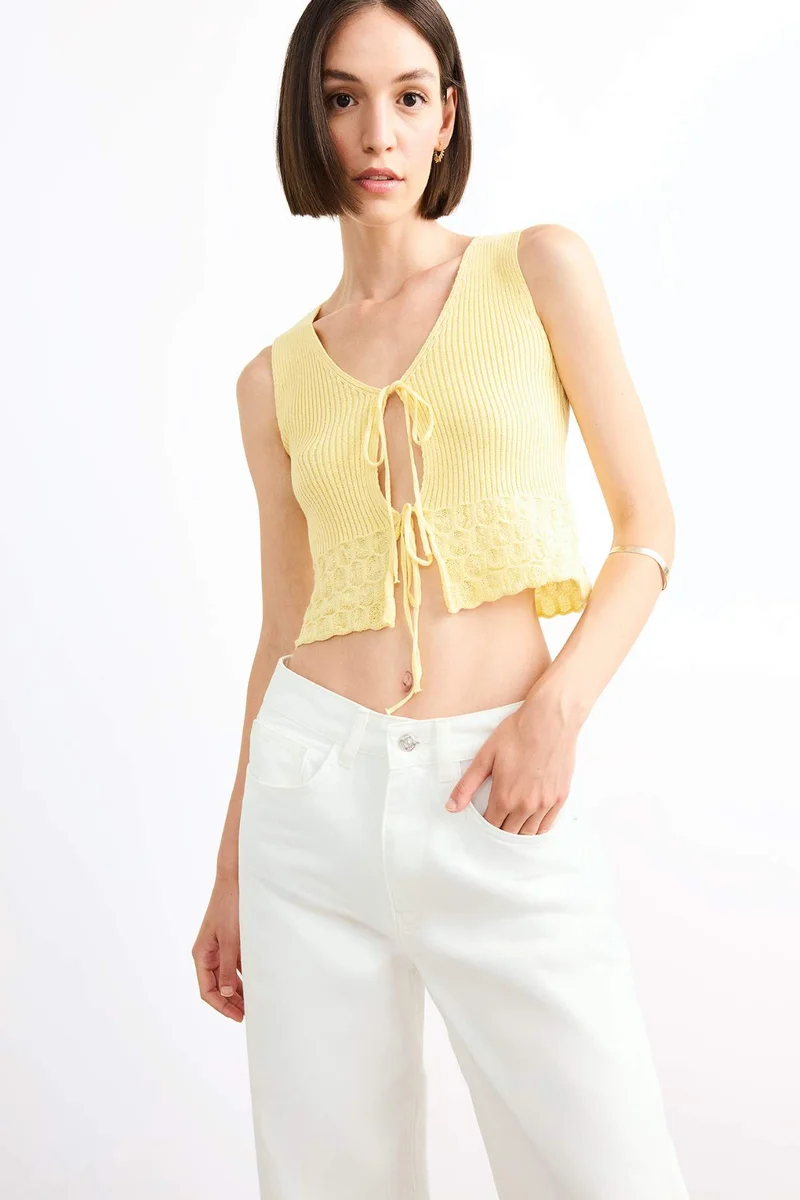 ديفاكتو V Neck Front Tie Knit Blouse