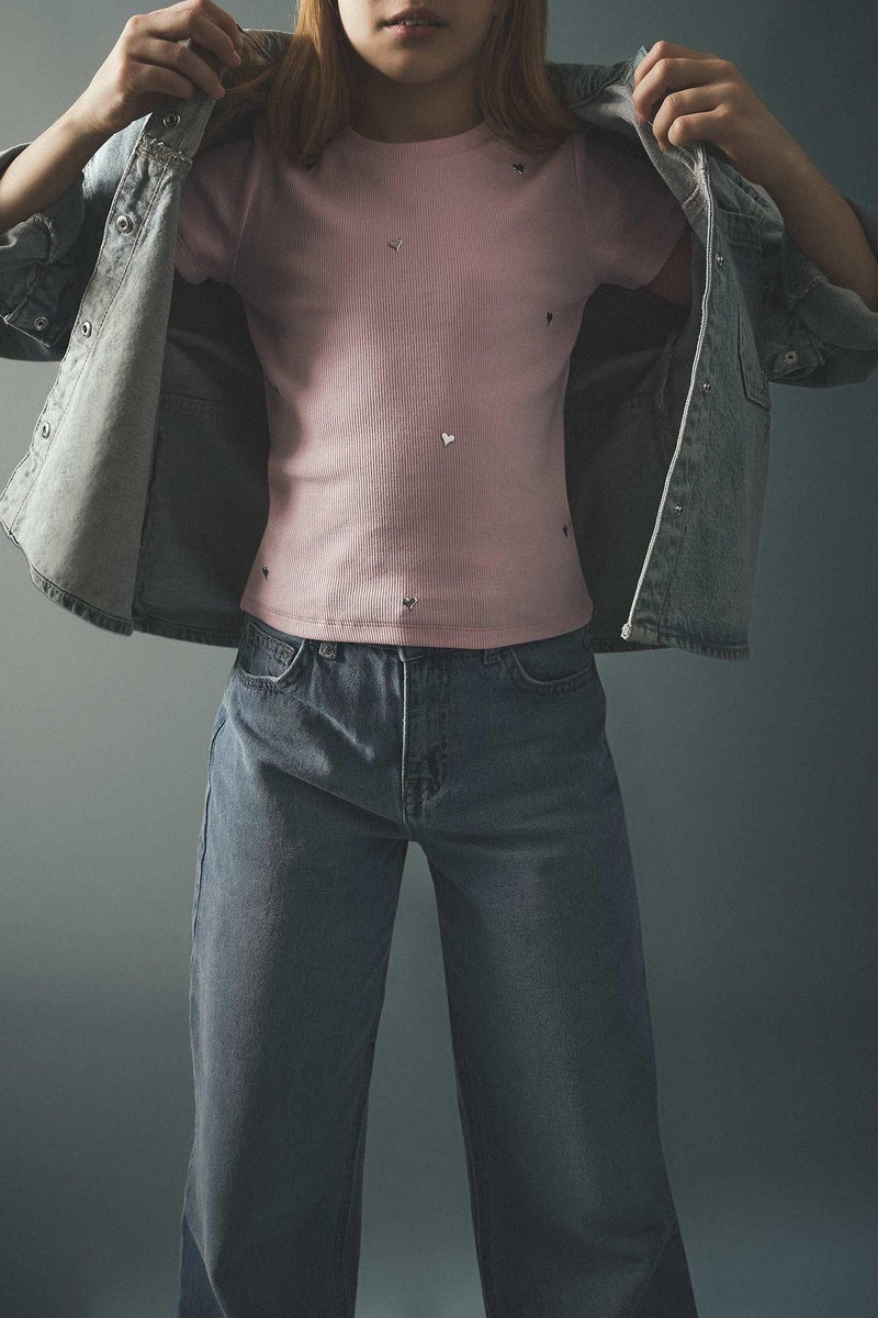 ديفاكتو تيشيرت بناتي نص كم مضلع قصة عادية بطبعة قلب - Image 2