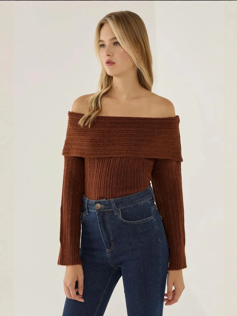 هيكاب كنزة محبوكة بكتف مكشوف