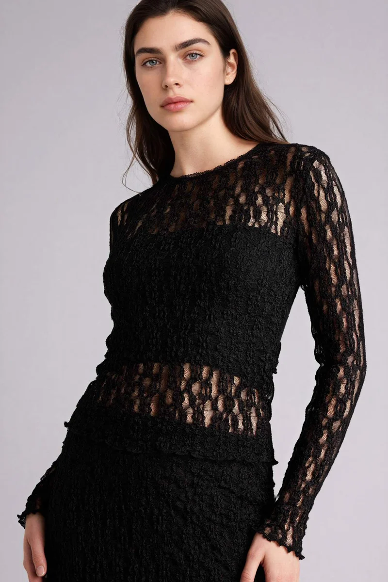 ديفاكتو Fitted Crew Neck Lace Long Sleeve T-Shirt