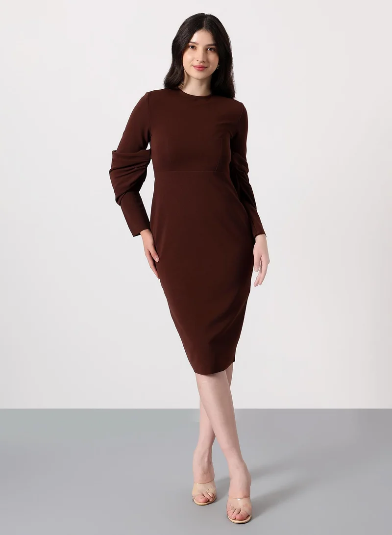 بينيا كولادا Women's Chocolate Brown Off-Shoulder Bodycon Dress | فستان نسائي | كم طويل | بنقشة سادة | طول قصير/حتى الركبة | كاجوال ويومي | طاقم الرقبة