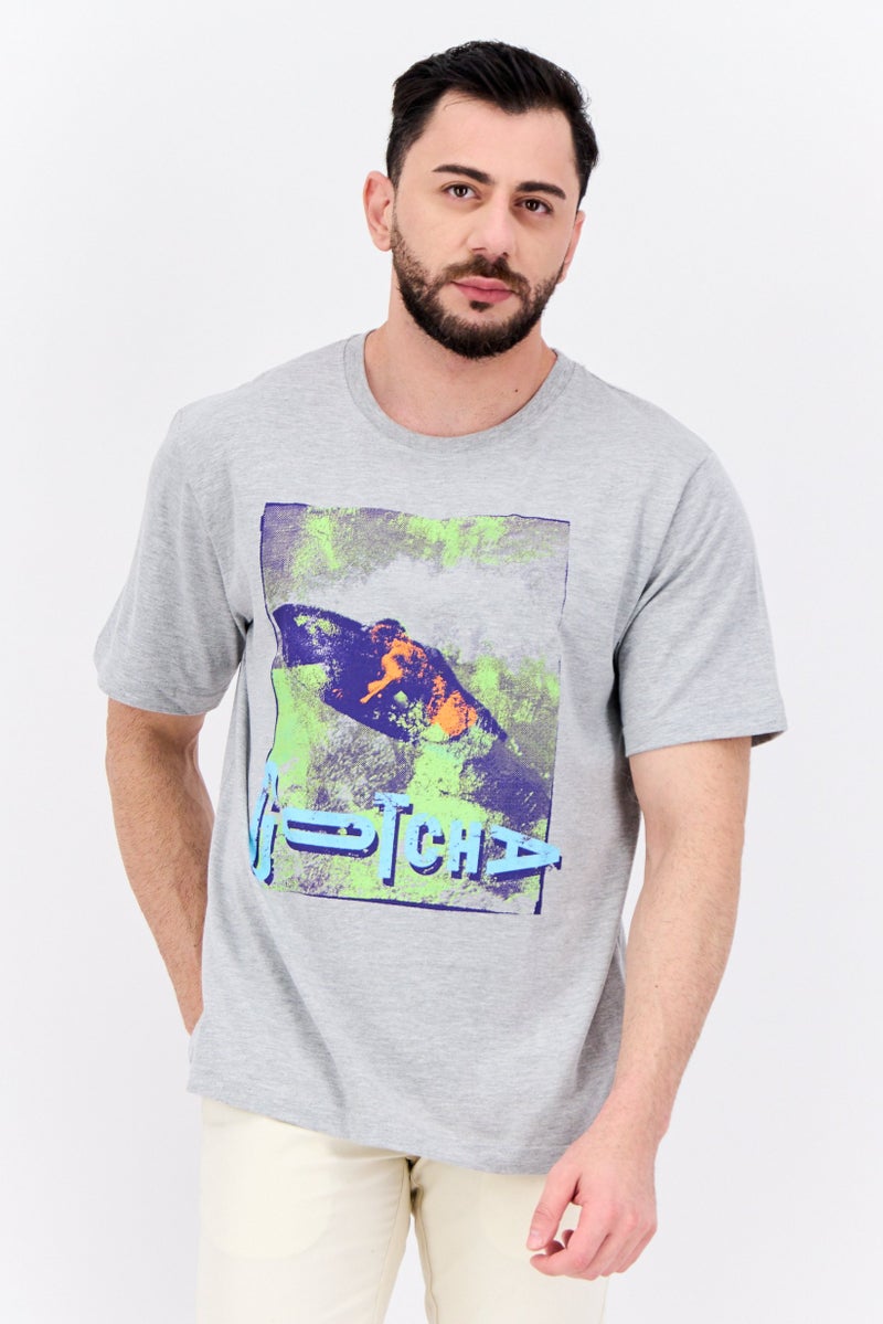 Gotcha تي شيرت رجالي بأكمام قصيرة وياقة دائرية بطباعة جرافيك، مزيج رمادي - Image 1
