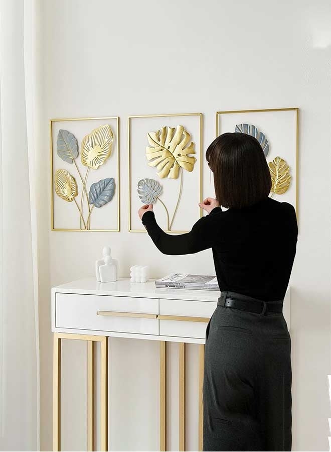 رَوَائِد ديكور جداري معدني ذهبي على شكل أوراق المونستيرا – طقم من 3 قطع، تعليقات جدارية عصرية لتزيين غرفة المعيشة أو غرفة النوم أو الحمام أو المكتب. - Image 3