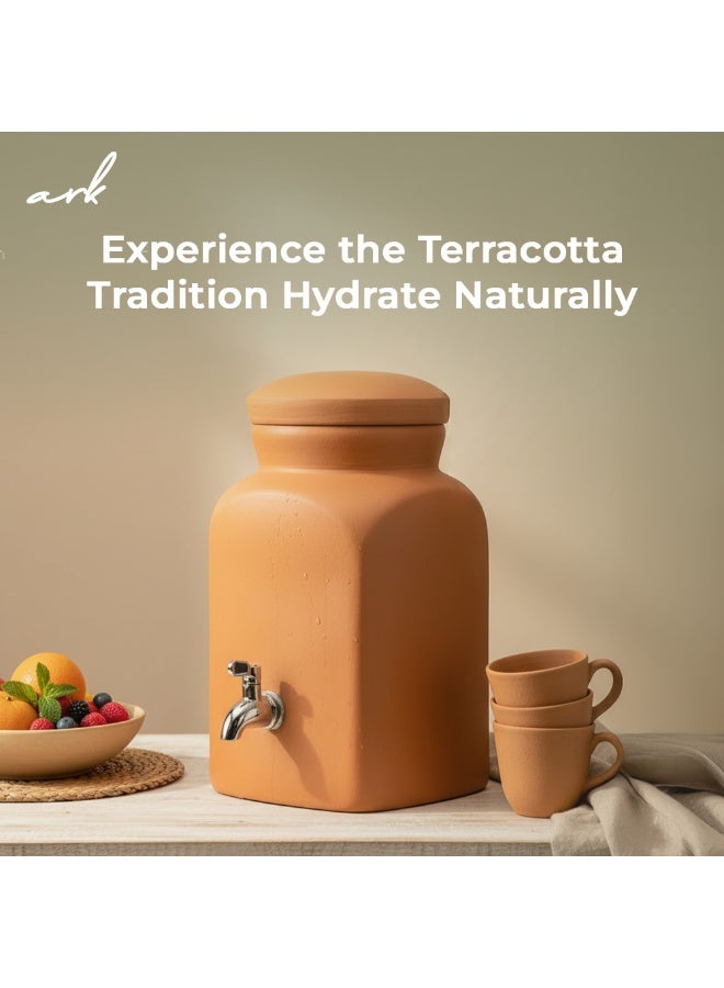 ارك موزع مياه طيني من ARK - تيراكوتا Terrapura غير مطلي | ماتكا طينية مصنوعة يدويًا بشكل مربع | مزودة بصنبور من الفولاذ المقاوم للصدأ | تبريد طبيعي | مياه قلوية | صديقة للبيئة | متوازنة الأس الهيدروجيني | سعة 4 لتر - Image 3